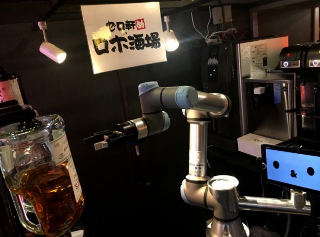 В японском пабе начали тестирование робота-бармена - «Новости сети»