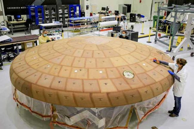 NASA собрало тепловой щит для первого пилотируемого «лунного» корабля Orion - «Новости сети»