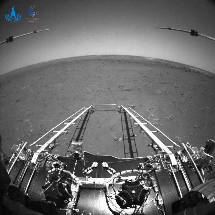 Китайский марсоход Zhurong прислал первые фотографии с Красной планеты - «Новости сети»