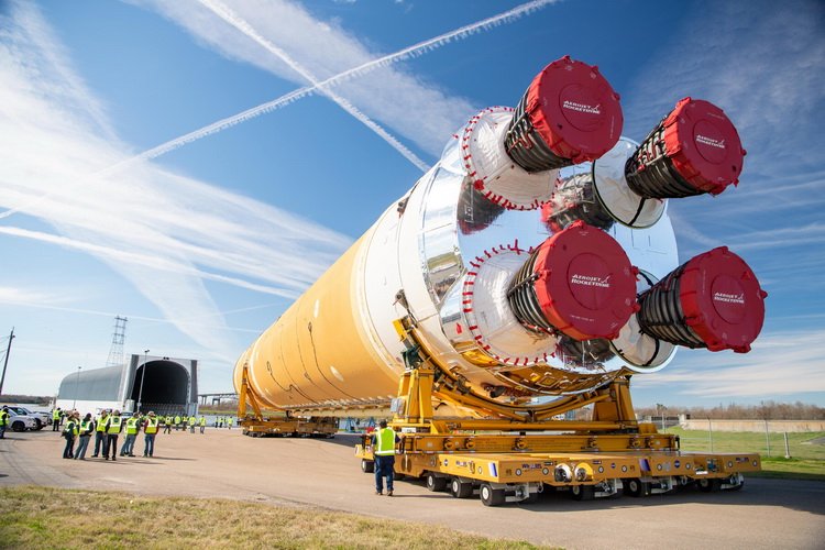 NASA показало собранную сверхтяжёлую ракету SLS для полётов к Луне - «Новости сети»