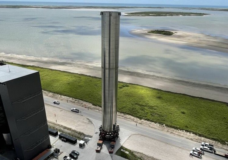 В преддверии испытаний SpaceX переместила прототип 70-метровой ракеты Super Heavy на стартовую площадку - «Новости сети»