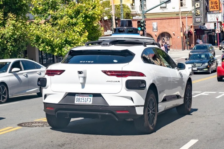 Автономные авто Waymo ежедневно десятками приезжают и паркуются на тупиковой улице Сан-Франциско - «Новости сети»