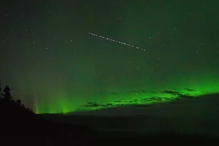 Фото дня: спутники SpaceX Starlink пролетают на фоне полярного сияния - «Новости сети»