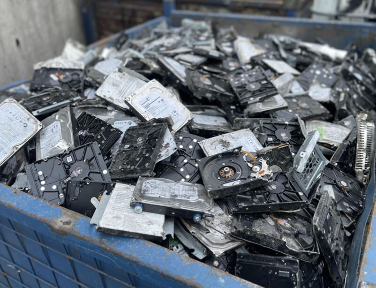 Бигтехи уничтожают HDD и SSD миллионами вместо того, чтобы просто стереть с них данные - «Новости сети»
