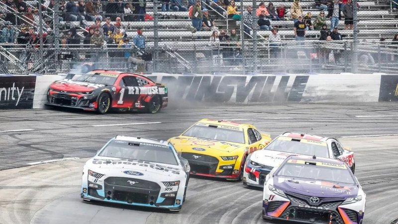 «Никогда не думал, что такое возможно в реальности»: гонщик NASCAR пробился в финал чемпионата благодаря приёму из видеоигры - «Новости сети»