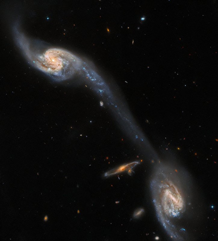 «Хаббл» сфотографировал две спиральные галактики, соединённые звёздным мостом - «Новости сети»
