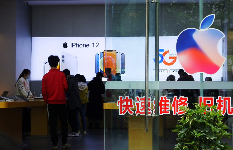 Продажи iPhone в Китае упали — аналитики считают это предвестником проблем для Apple - «Новости сети»