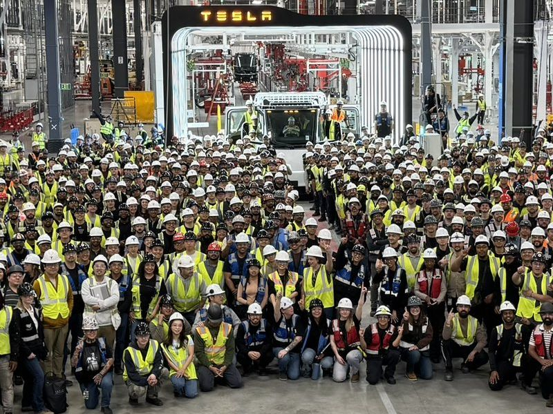 С новой линии в Неваде сошёл первый серийный электрический грузовик Tesla Semi - «Новости сети»